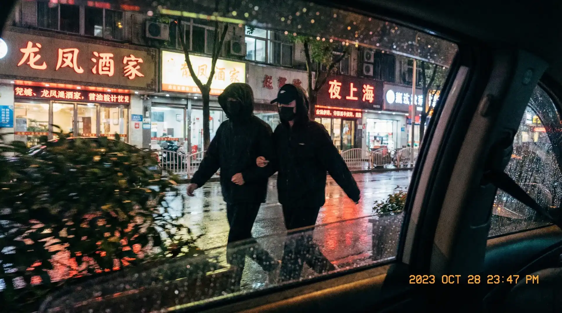 雅虎体育app - 顶流明星深夜密会现场抓拍照片